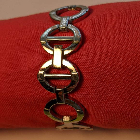 Silver Tone Singapore Quartz Wrist Watch - Picture 5 of 16